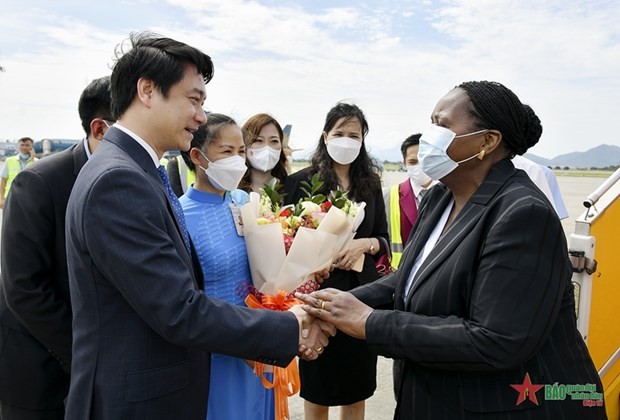 President of the Assembly of Mozambique Esperanca Laurinda Francisco Nhiuane Bias (R) arrives in Hanoi on June 18. (Source: qdnd.vn)