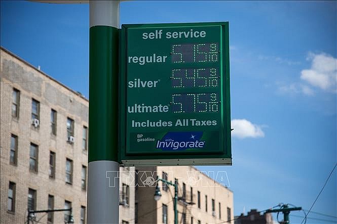 Giá xăng được niêm yết tại trạm xăng ở New York, Mỹ ngày 10/6. Ảnh: THX/TTXVN