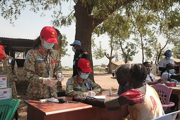 Bệnh viện dã chiến cấp 2 số 3 tổ chức khám chữa bệnh, tư vấn, tặng thuốc men và dụng cụ y tế cho người dân Nam Sudan. Ảnh: BVDC2.3