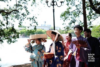 Tôn vinh cổ phục Việt Nam tại ngày hội ‘Bách hoa bộ hành’