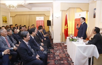 Chủ tịch Quốc hội thăm Đại sứ quán và gặp gỡ cộng đồng người Việt Nam tại Anh