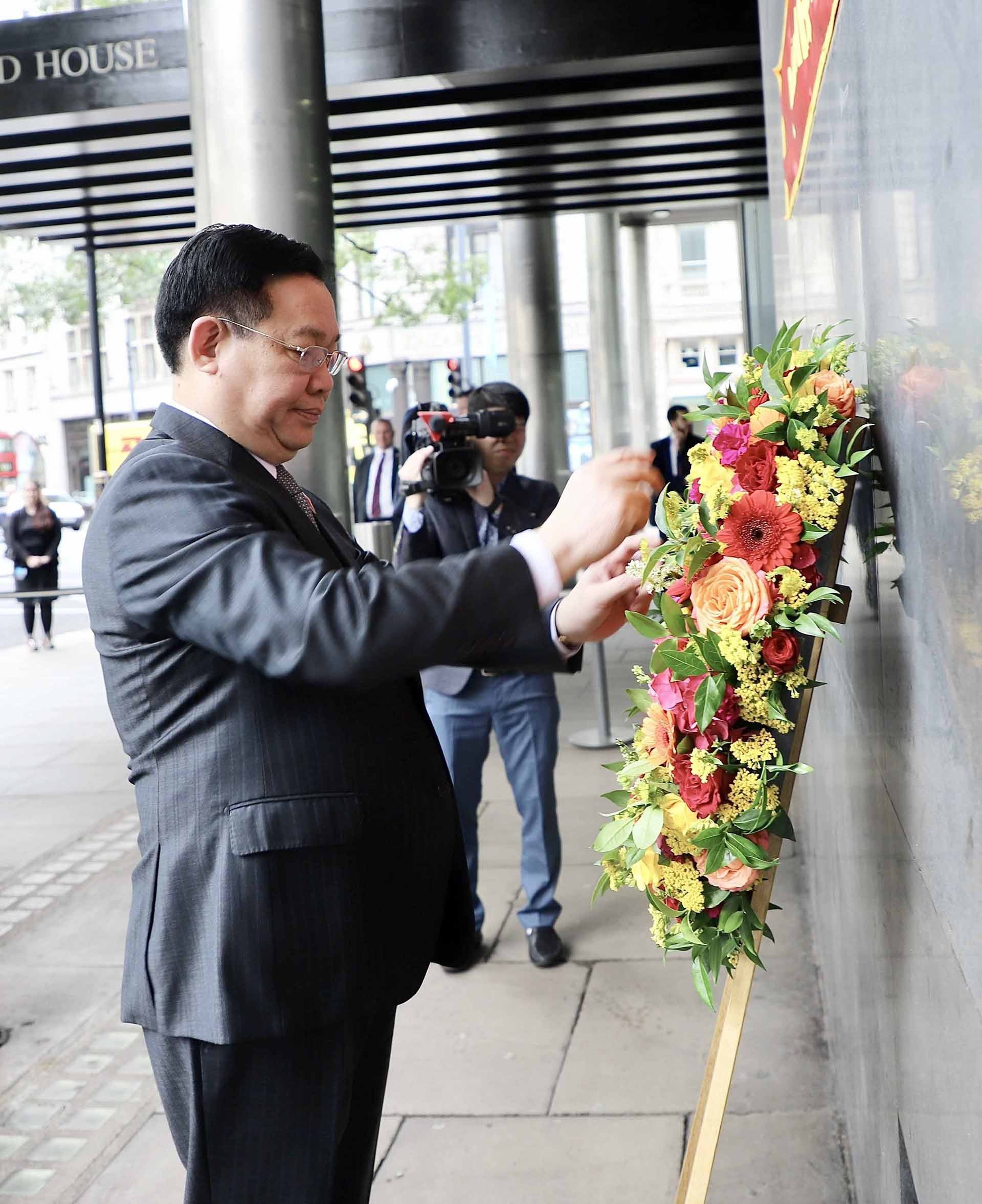 Chủ tịch Quốc hội Vương Đình Huệ đặt vòng hoa tại Biển tưởng niệm Chủ tịch Hồ Chí Minh thủ đô London. (Nguồn: TTXVN)