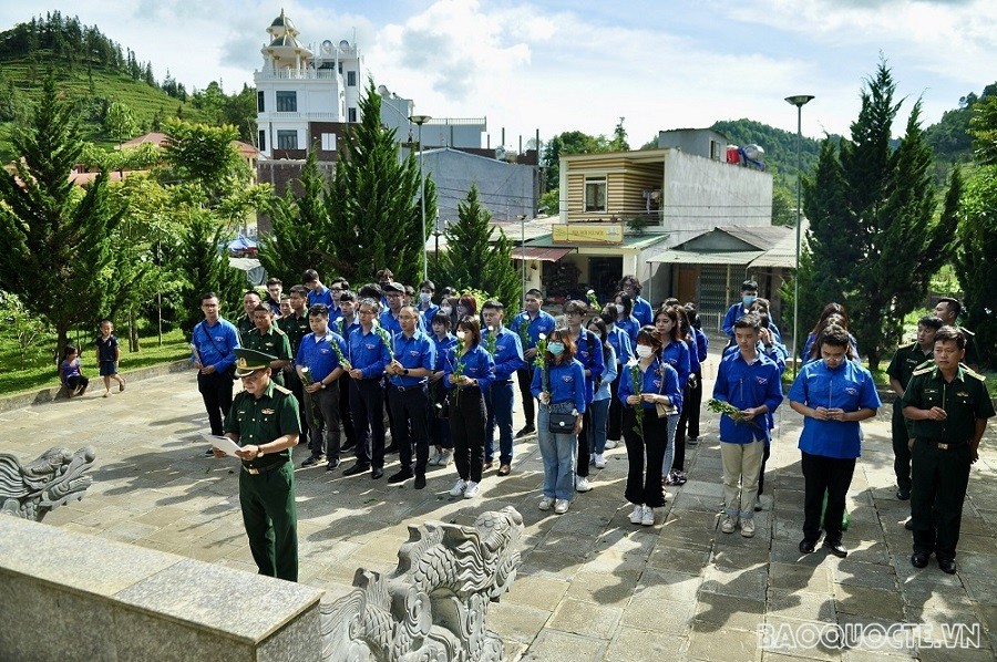 (07.18) Đoàn thanh niên Bộ Ngoại giao dâng hương tưởng niệm các chiến sỹ hi sinh tại đồn Pha Long. (Ảnh: Duy Quang)