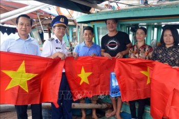 Bộ Tư lệnh Vùng Cảnh sát biển 1 đồng hành với ngư dân huyện Cát Hải
