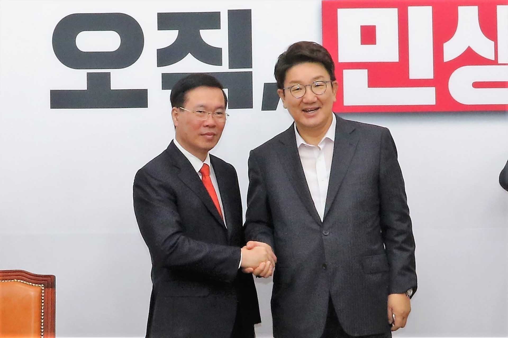 Thường trực Ban Bí thư Võ Văn Thưởng và Quyền Chủ tịch Đảng Kwon Seong-dong. (Nguồn: TTXVN)