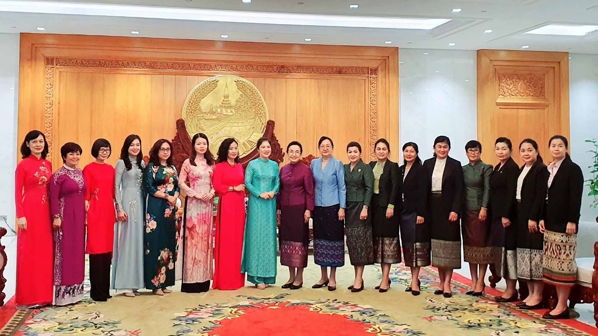 Bà Vũ Thị Bích Ngọc và Bà Naly Sisoulith cùng cán bộ nữ ngoại giao Việt-Lào.