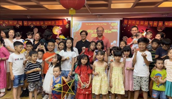 Trẻ em Việt Nam tại Pháp vui đón Tết Trung thu