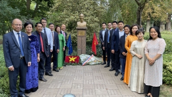 Dâng hương tưởng niệm Chủ tịch Hồ Chí Minh nhân dịp Quốc khánh tại Pháp