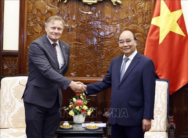 Chủ tịch nước tiếp các Đại sứ Anh, Na Uy, Đan Mạch và Séc trình Quốc thư