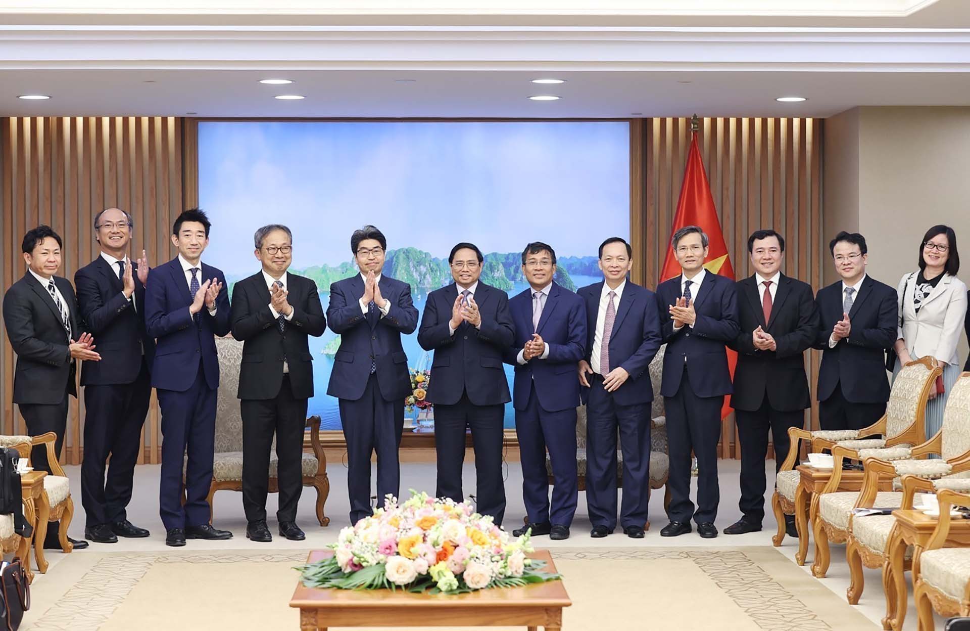 Thủ tướng Phạm Minh Chính và Thống đốc Ngân hàng Hợp tác quốc tế Nhật Bản Hayashi Nobumitsu cùng các đại biểu. (Nguồn: TTXVN)