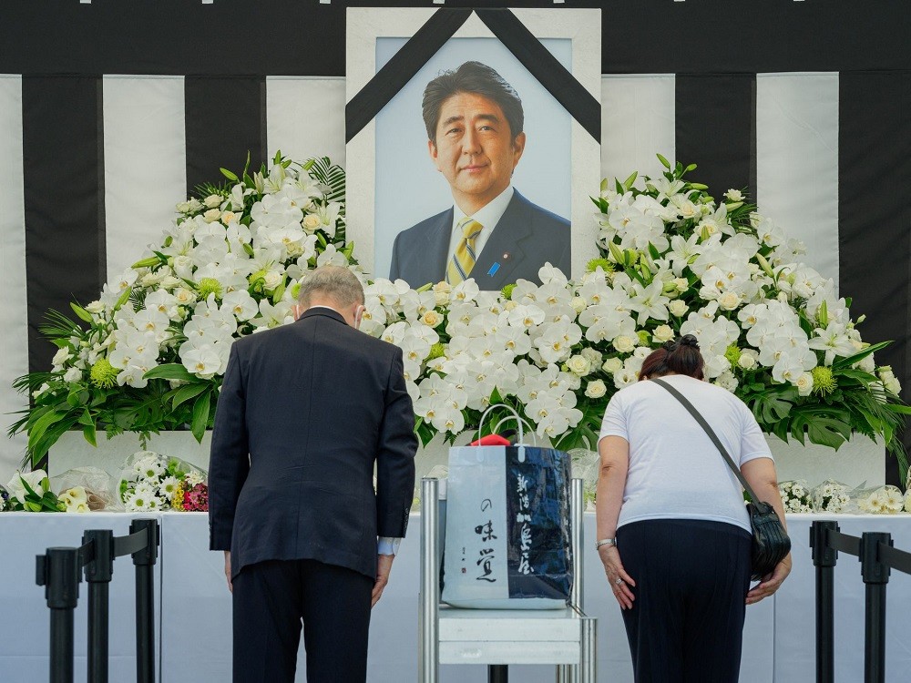 (09.27) Người dân thể hiện niềm tiếc thương trước di ảnh cố Thủ tướng Nhật Bản Abe Shinzo ngày 27/9. (Nguồn: Reuters)