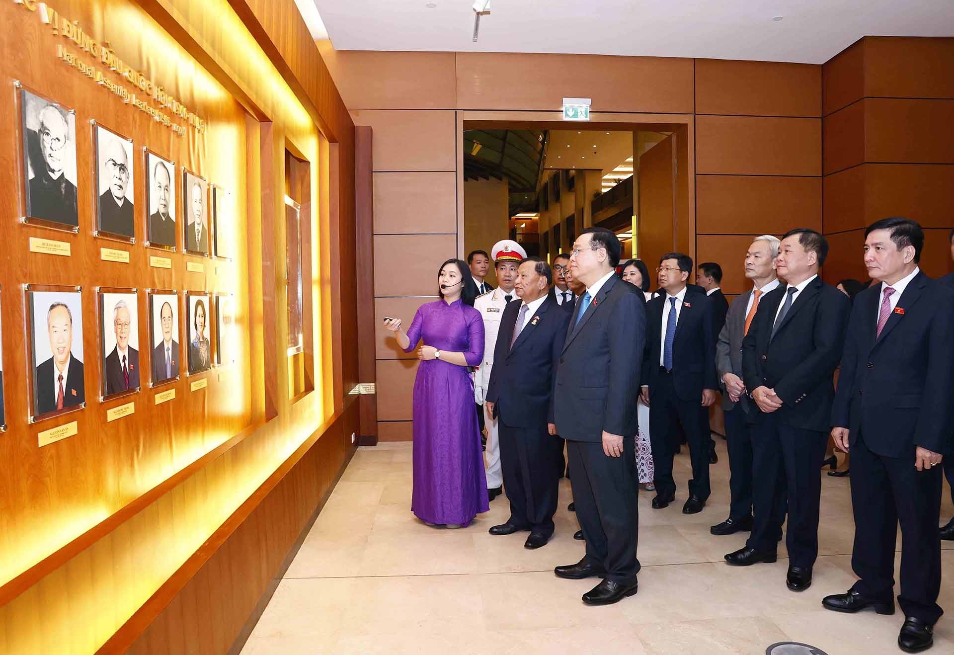 Chủ tịch Quốc hội Vương Đình Huệ và Chủ tịch Thượng viện Vương quốc Campuchia Samdech Say Chhum thăm Phòng Truyền thống Quốc hội và ký Sổ vàng lưu niệm. (Nguồn: TTXVN)
