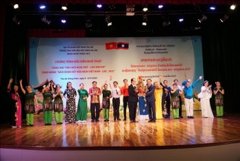 Biểu diễn nghệ thuật chào mừng năm đoàn kết hữu nghị Việt Nam - Lào
