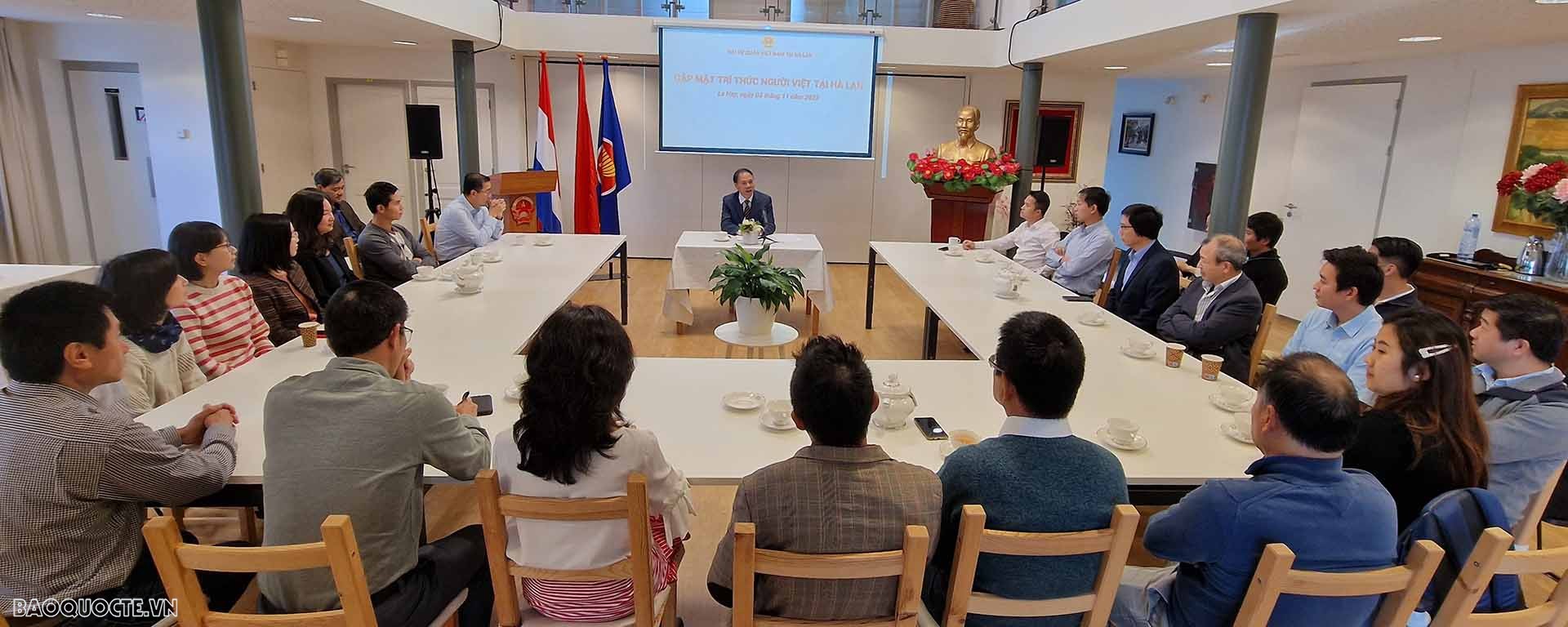 Đại sứ Phạm Việt Anh gặp mặt một số trí thức người Việt Nam đang sinh sống và làm việc tại Hà Lan