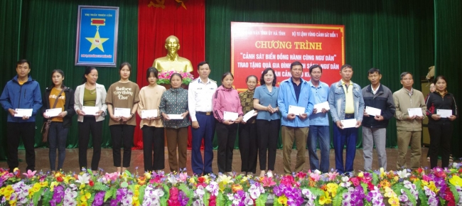 Cảnh sát biển đồng hành với ngư dân tại Hà Tĩnh