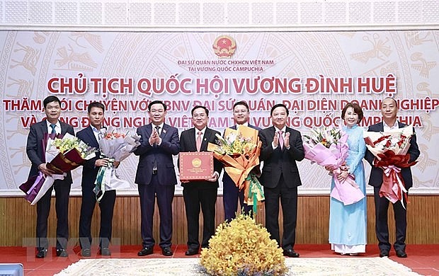 Chủ tịch Quốc hội Vương Đình Huệ tặng quà cho đại diện cộng đồng người Việt tại Campuchia. (Ảnh: Doãn Tấn/TTXVN)
