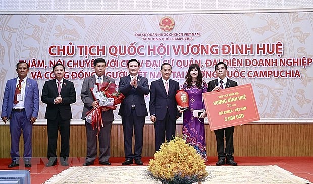 Chủ tịch Quốc hội Vương Đình Huệ tặng Hội Khmer-Việt Nam, đại diện cộng đồng người Việt tại Campuchia. (Ảnh: Doãn Tấn/TTXVN)