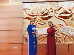 Đại sứ đầu tiên của Cộng hoà Acmenia tại Việt Nam nhận kỉ niệm chương của VUFO