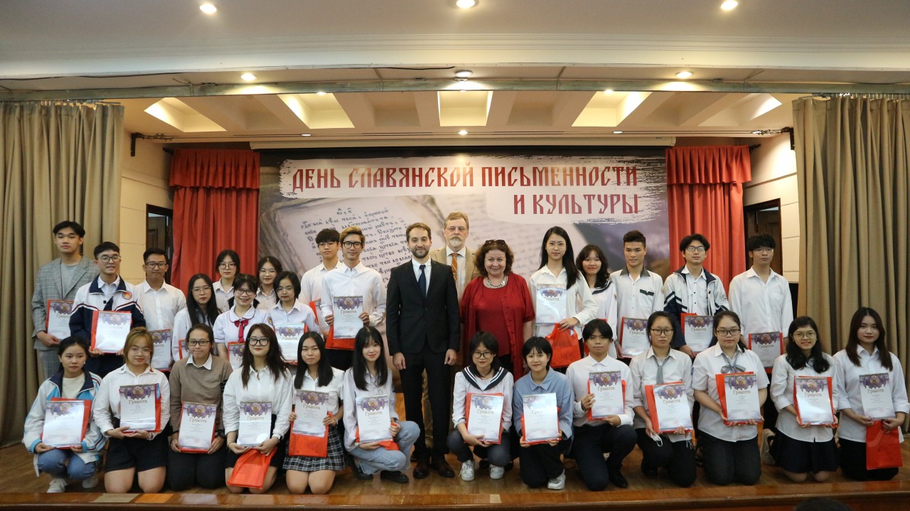 Trao giải Cuộc thi Olympic tiếng Nga cho học sinh và sinh viên Việt Nam