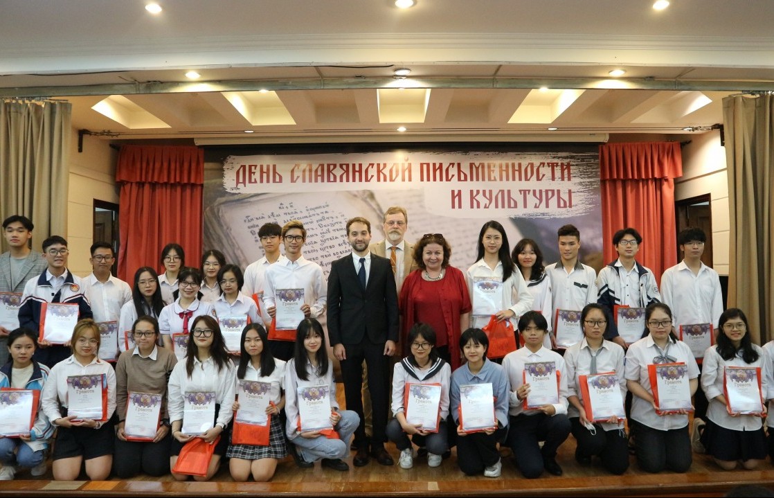 Trao giải Cuộc thi Olympic tiếng Nga cho học sinh và sinh viên Việt Nam