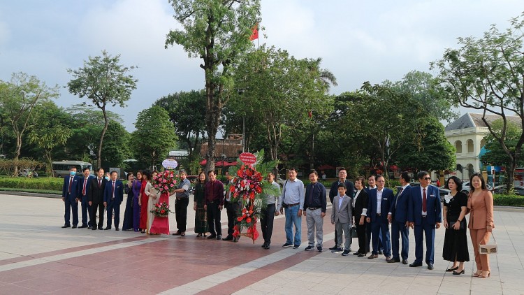Lãnh đạo Hội Hữu nghị Việt – Nga đặt hoa tưởng niệm V.I Lenin nhân kỷ niệm cách mạng Tháng Mười Nga