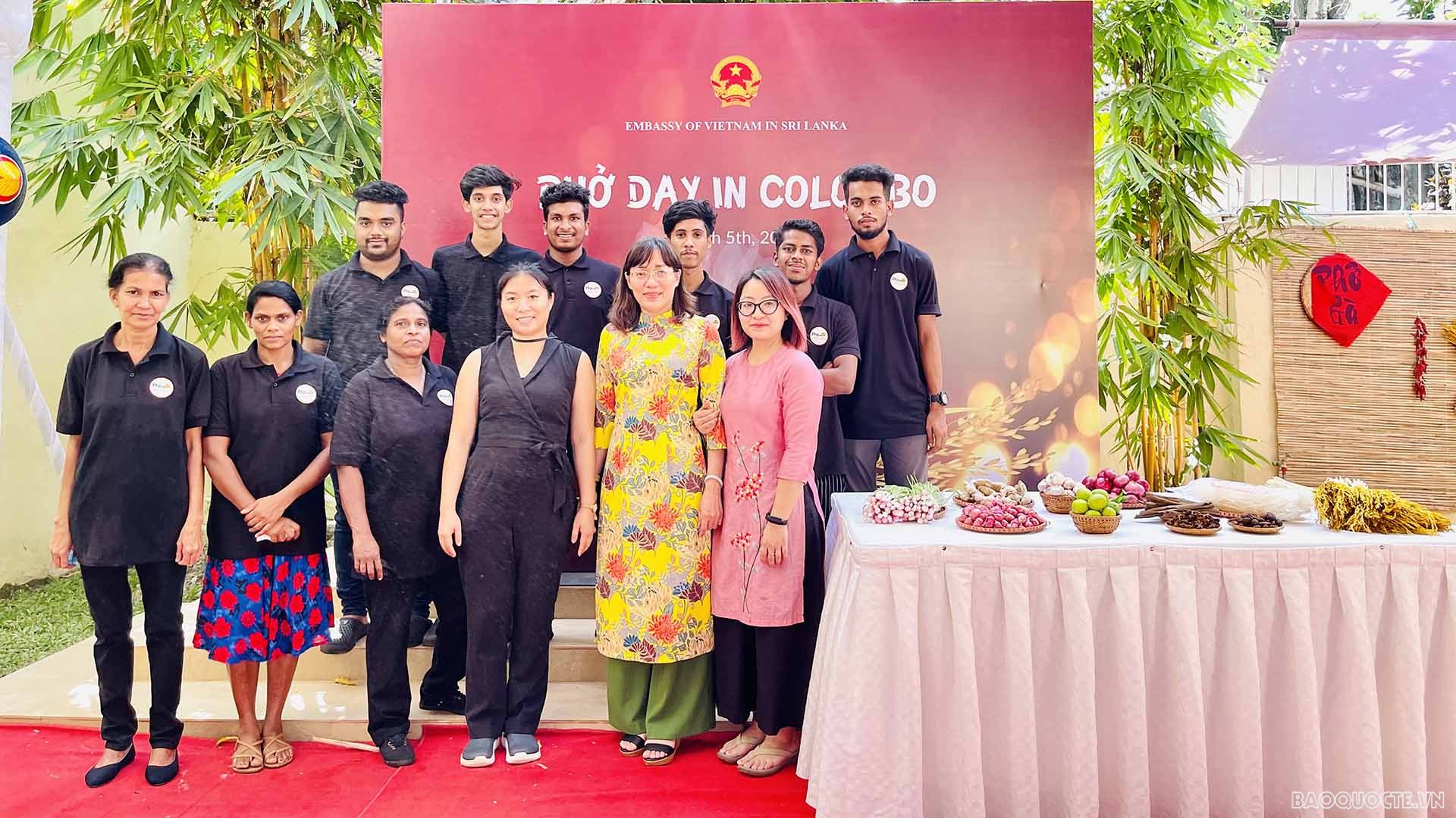Đại sứ chụp cùng chủ và nhân viên hai nhà hàng Phở Việt ở Colombo.