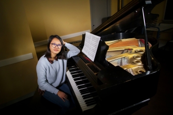 Cô gái gốc Việt thành nhà soạn nhạc kiêm nghệ sĩ dương cầm thành công trên đất Mỹ