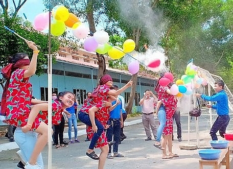 sinh vien lao campuchia don tet am ap tren que huong thu hai