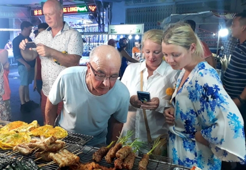 Tỉ phú Anh học làm bánh xèo ở miền Tây
