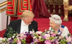 Tổng thống Trump lại bị "soi" khi gặp Nữ hoàng Anh