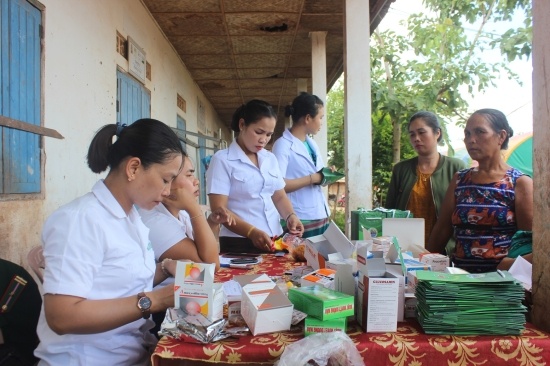Gần 400 người dân bản Densavan (Lào) được khám, cấp thuốc miễn phí