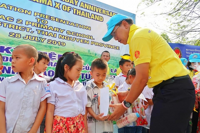 dai su quan thai lan tang qua cho truong hoc trong quoc hoa tai thai nguyen