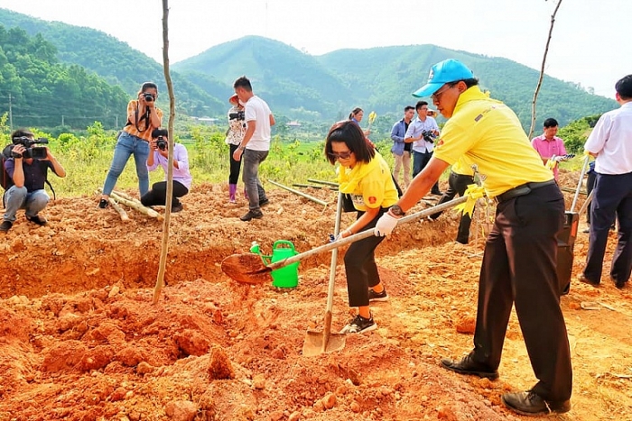 dai su quan thai lan tang qua cho truong hoc trong quoc hoa tai thai nguyen