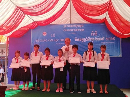 tren 80 hoc sinh kieu bao campuchia duoc len lop