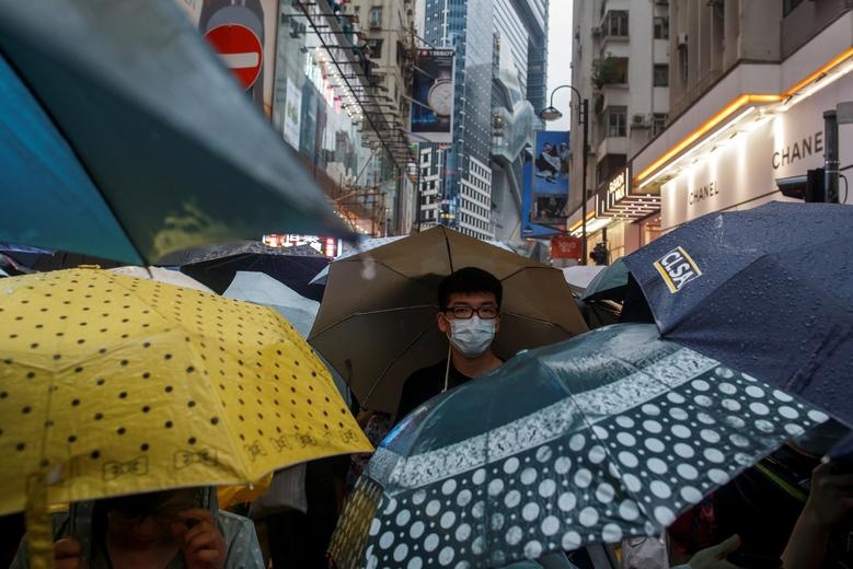 hang tram nghin nguoi bieu tinh hong kong tuan hanh duoi mua