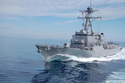 Tàu khu trục Mỹ áp sát đảo nhân tạo phi pháp của Trung Quốc trên Biển Đông