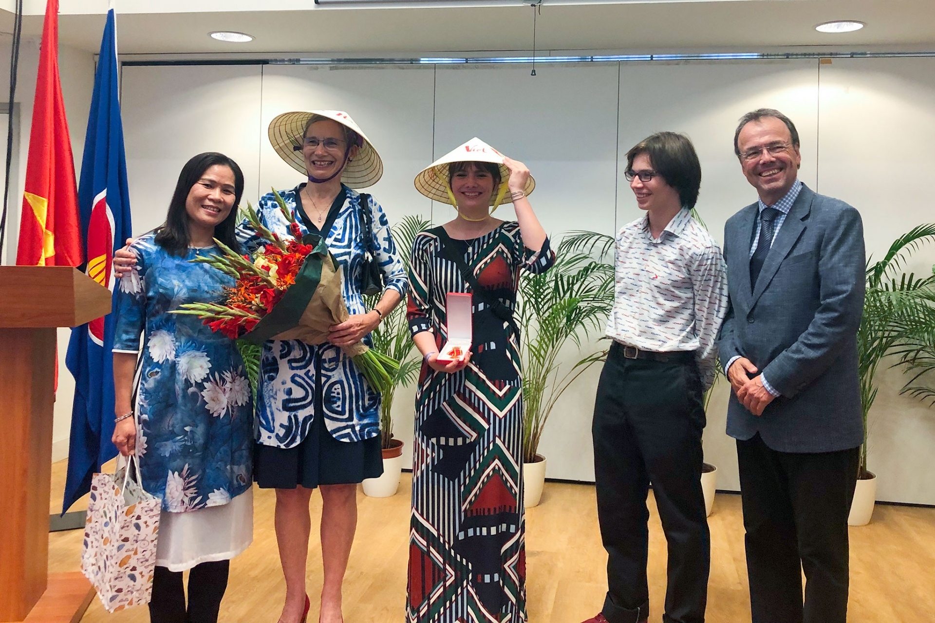 Đại sứ Hà Lan đội nón lá Việt Nam nhận Huân chương Hữu nghị