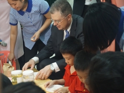Đại sứ Mỹ đeo mặt nạ múa lân, nặn bánh dẻo, vui Trung thu cùng trẻ khuyết tật Việt Nam