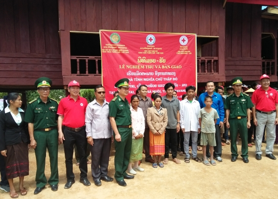 Biên phòng Thừa Thiên - Huế trao hai ngôi nhà mới đến với hộ nghèo tỉnh Salavan (Lào)