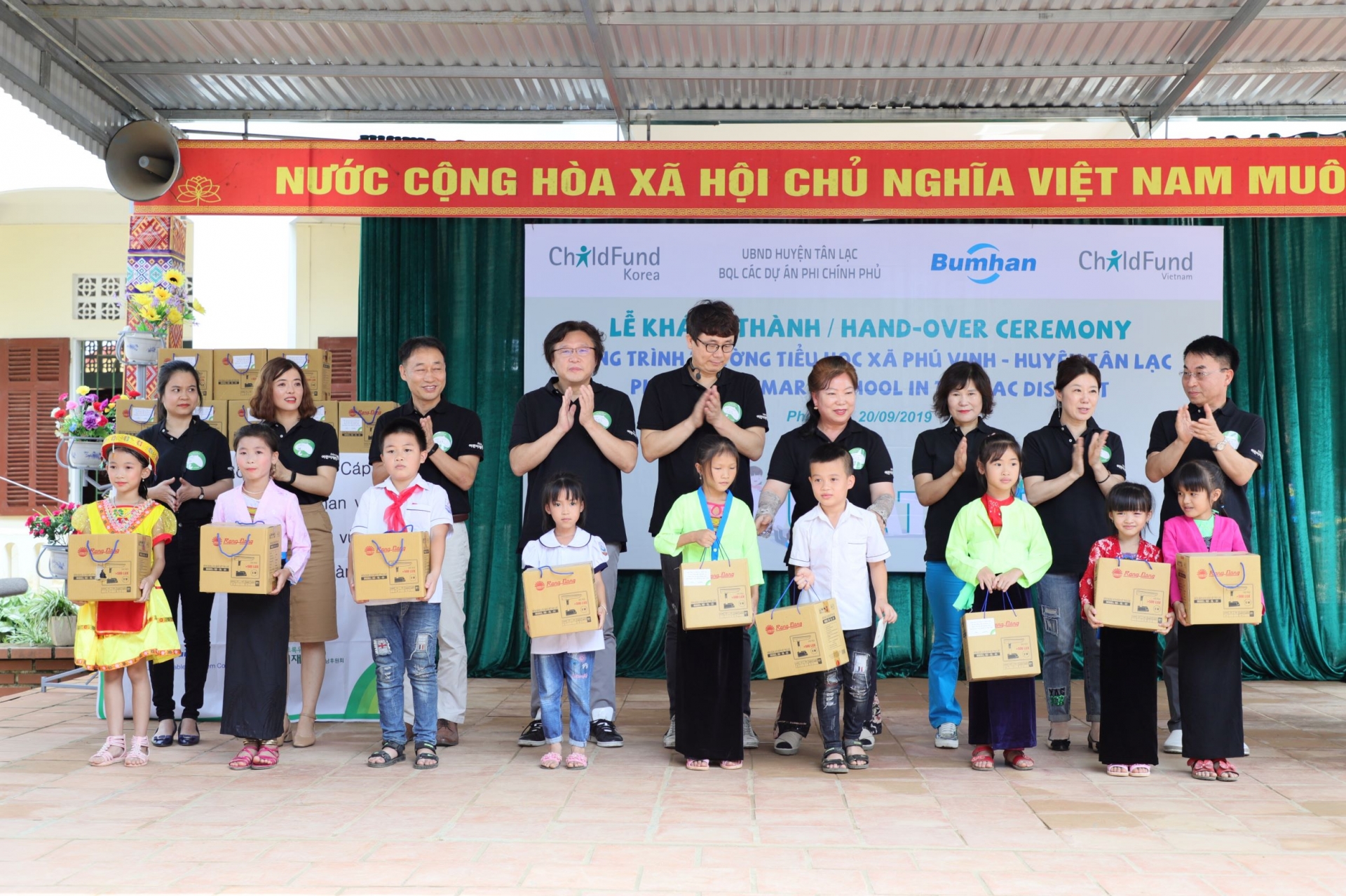 hon 460 hoc sinh hoa binh co mai nha thu hai khang trang nho childfund