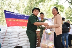 Khám bệnh, cấp thuốc miễn phí cho 300 người dân nghèo Campuchia dịp lễ Sen Dolta