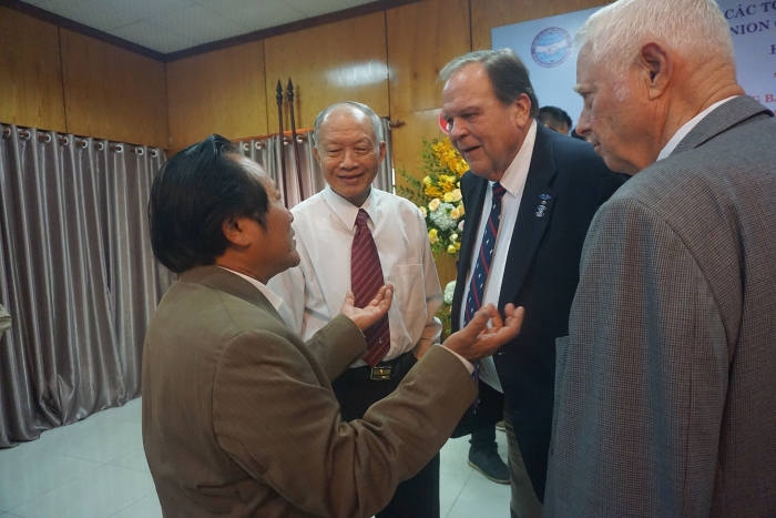 cuoc hoi ngo cua nhung nguoi tung noi chuyen bang sung dan