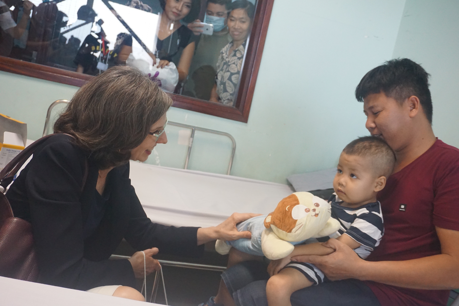 dai su canada tham benh vien nhi trung uong truoc them giai chay vi tre em ha noi 2019
