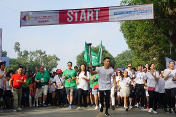 nhac si huy tuan nghe si tu long tiep suc giai chay vi tre em ha noi 2019