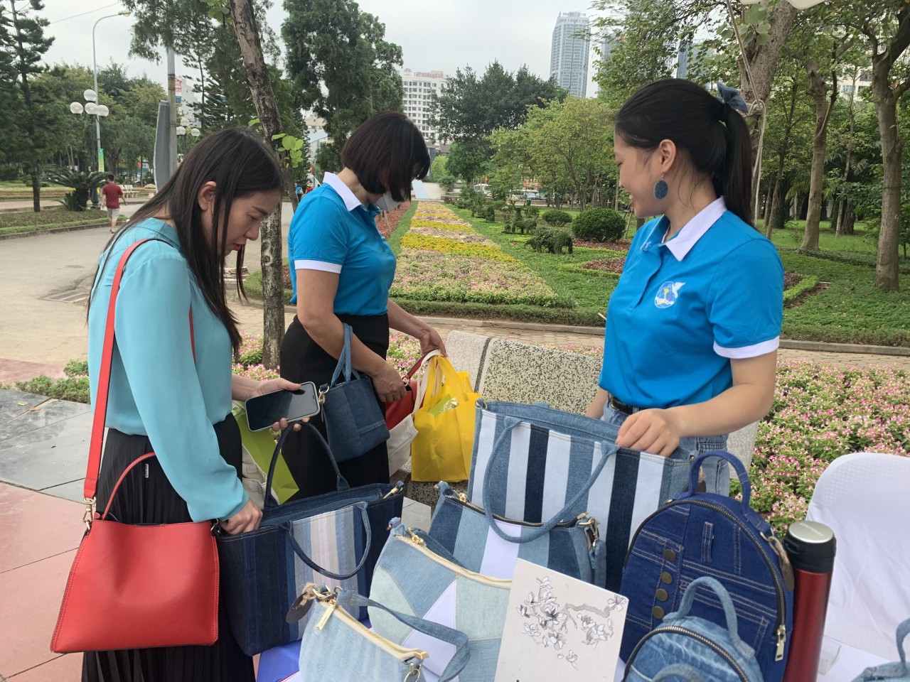 Túi thời trang tái chế từ đồ jeans cũ của Hội LHPN quận Ba Đình