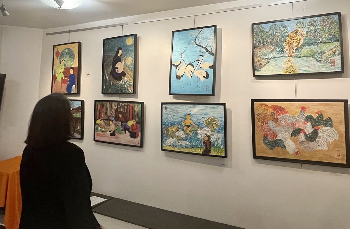 Tranh và điêu khắc về đất nước của một họa sĩ Việt kiều tại Pháp