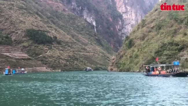 Du thuyền trên sông Nho Quế ngắm hẻm Tu Sản
