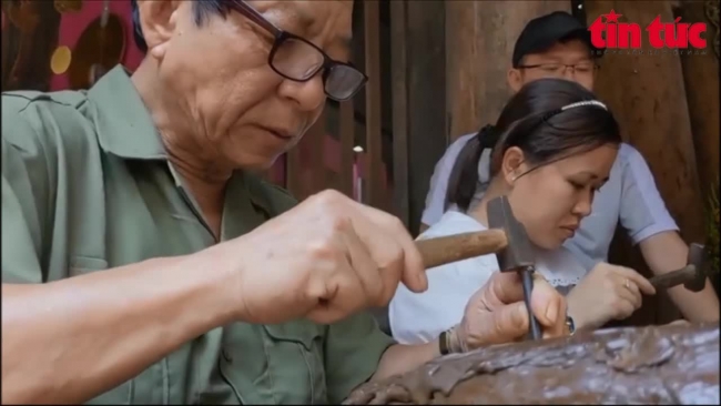 Thầy trò nghệ nhân làng nghề chạm bạc Đồng Xâm - Thái Bình khiến du khách trầm trồ