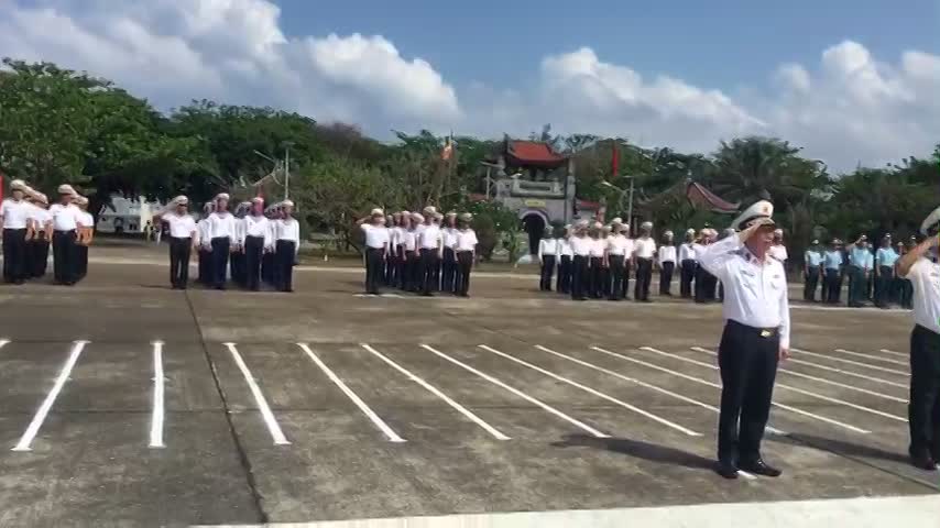 Xúc động lễ chào cờ tại Trường Sa