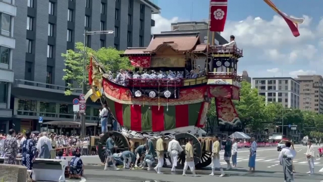 Bức rèm thêu rồng cung đình của Việt Nam xuất hiện tại Lễ hội Gion